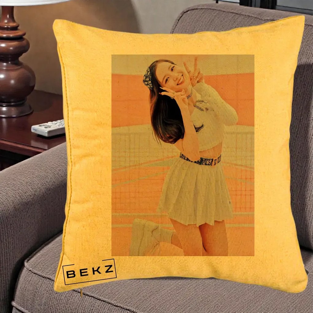 Perna Personalizata K-pop BLACKPINK Nayeon/Jisoo Tenis Alb, 40x40 cm, Galben, Husa Detasabila, Perna Inclusa, BEKZ®