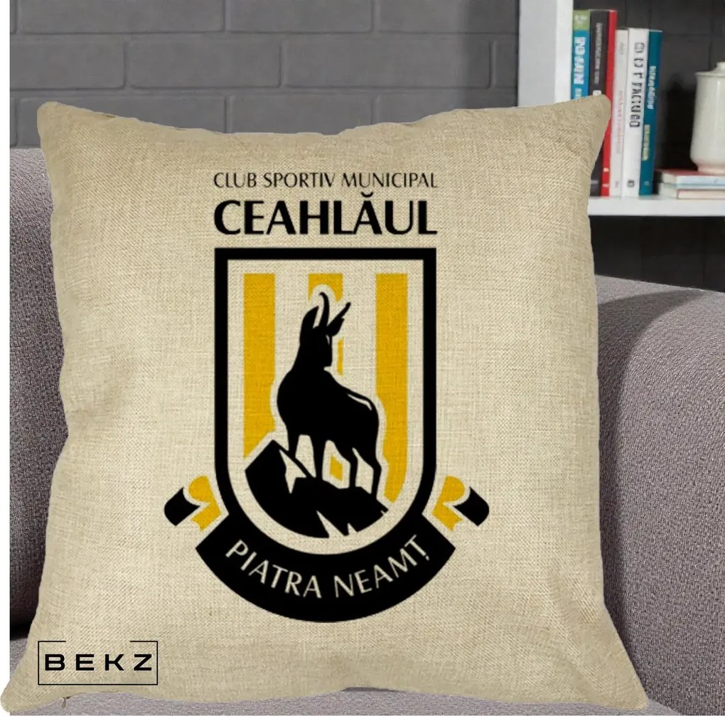 Perna Personalizata CSM Ceahlaul Piatra Neamt Fotbal, 40x40 cm, Crem, Husa Detasabila, Perna Inclusa, BEKZ®