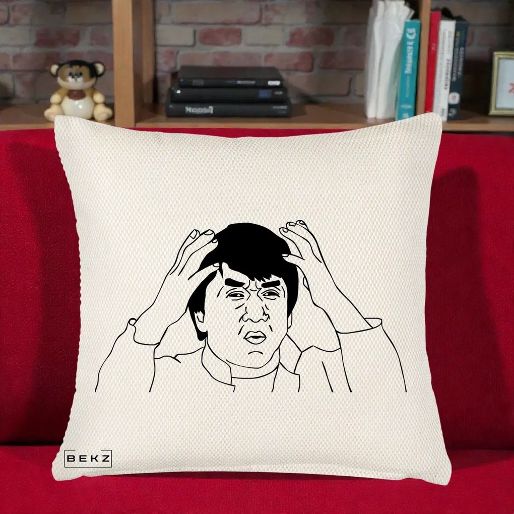 Perna Decorativa Jackie Chan WTF, 40x40 cm, Crem Reliefat, Husa Detasabila, Perna Inclusa, BEKZ®