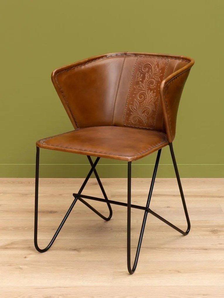 Scaun de dining din piele maro, formă asimetrică, cu motive florale gravate, picioare metalice, finisaj patinat, 75×49×61 cm, „Flower"
