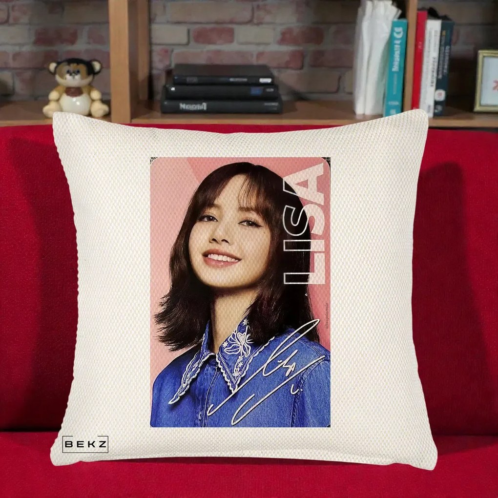 Perna Personalizata K-pop BLACKPINK Lisa cu Semnatura, 40x40 cm, Crem Reliefat, Husa Detasabila, Perna Inclusa, BEKZ®