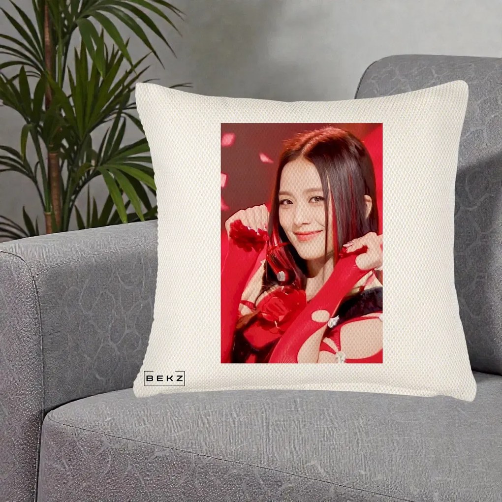 Perna Personalizata K-pop BLACKPINK Jisoo Rosu, 40x40 cm, Crem Reliefat, Husa Detasabila, Perna Inclusa, BEKZ®
