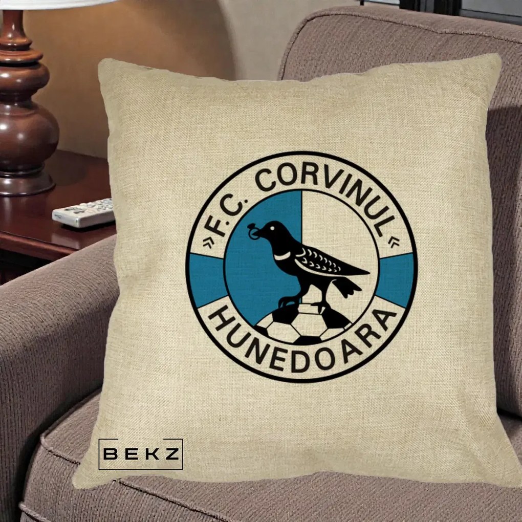 Perna Personalizata FC Corvinul Hunedoara Fotbal, 40x40 cm, Crem, Husa Detasabila, Perna Inclusa, BEKZ®