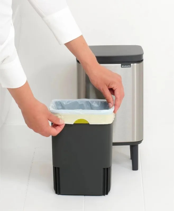 Cos de gunoi Brabantia Bo Small Hi 1006642, 4 l, Deschidere lina si silentioasa, Baza antiderapanta, Rezistent la amprente, Otel inoxidabil/Mat