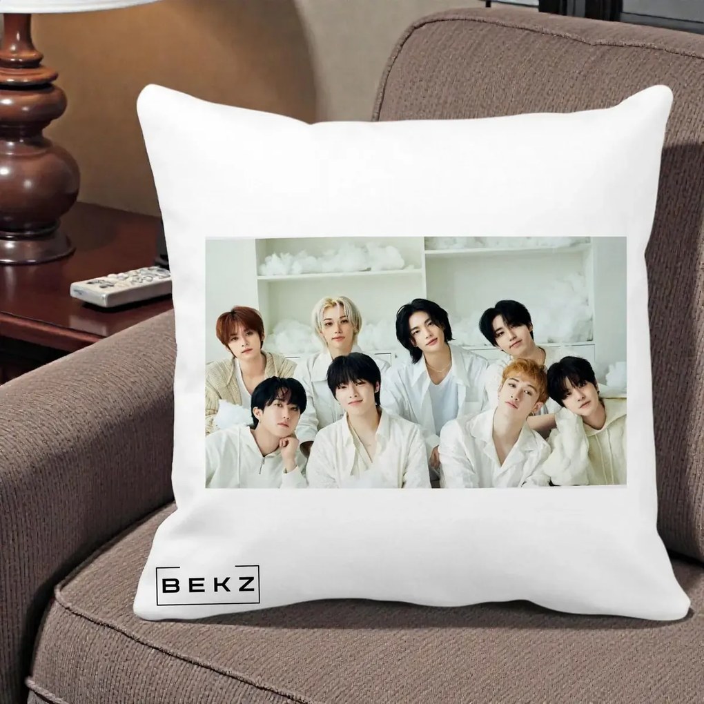 Perna Personalizata K-pop Stray Kids Foto Grup All-White Landscape, 40x40 cm, Alba Mata, Husa Detasabila, Perna Inclusa, BEKZ®