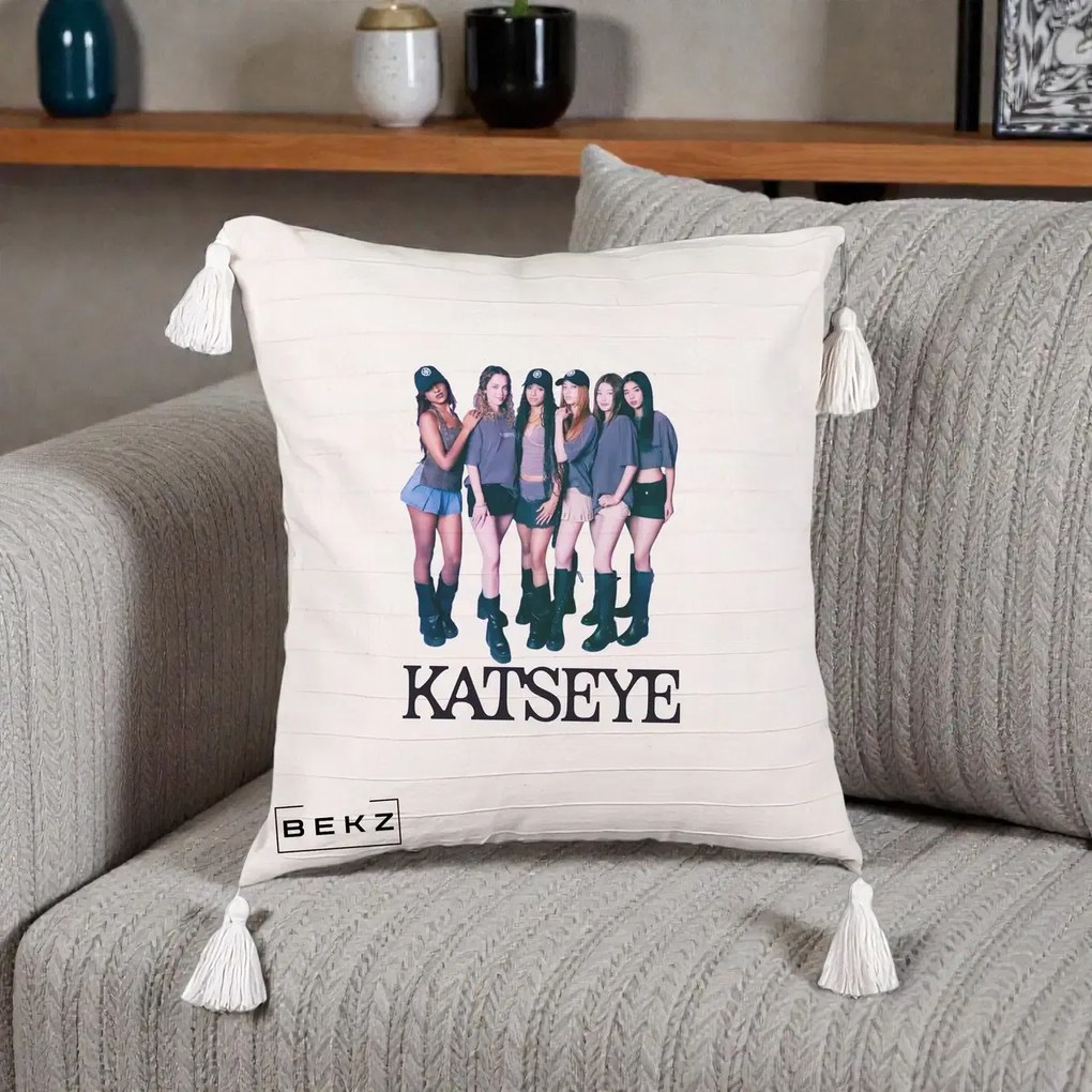Perna Personalizata K-pop KATSEYE Grup Foto Tinute Gri, 40x40 cm, Bej cu Franjuri, Husa Detasabila, Perna Inclusa, BEKZ®