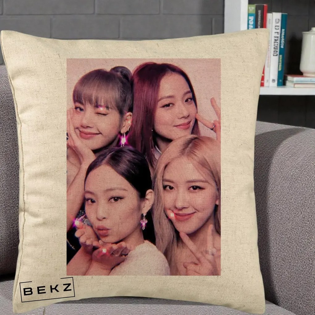 Perna Personalizata K-pop BLACKPINK Foto Grup Selfie Roz cu Glitter, 40x40 cm, Bej, Husa Detasabila, Perna Inclusa, BEKZ®