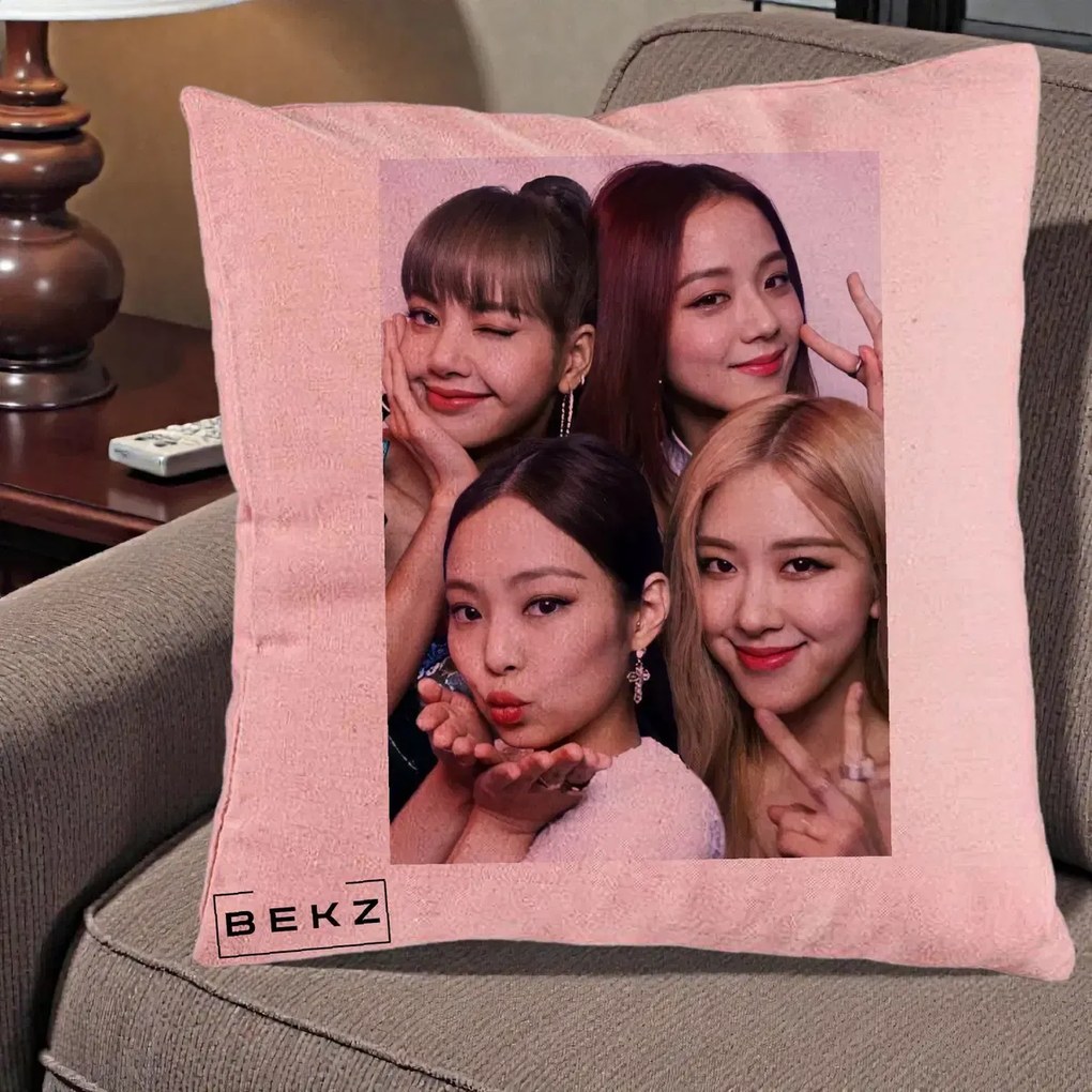 Perna Personalizata K-pop BLACKPINK Foto Grup Selfie 4 Membre, 40x40 cm, Roz, Husa Detasabila, Perna Inclusa, BEKZ®