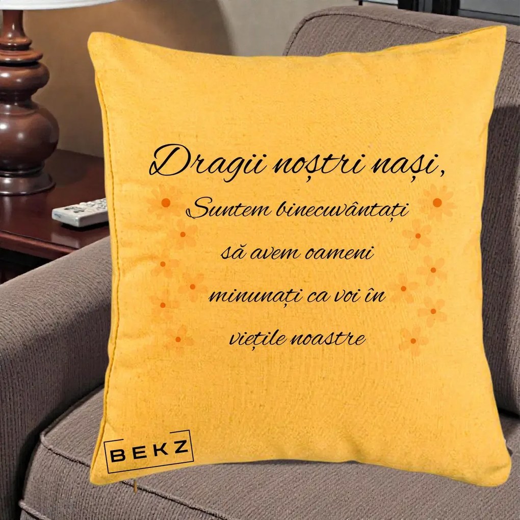 Cadou pentru Nasi - Perna Personalizata Dragii Nostri Nasi Suntem Binecuvantati cu Floricele, 40x40 cm, Galben, Husa Detasabila, Perna Inclusa, BEKZ®