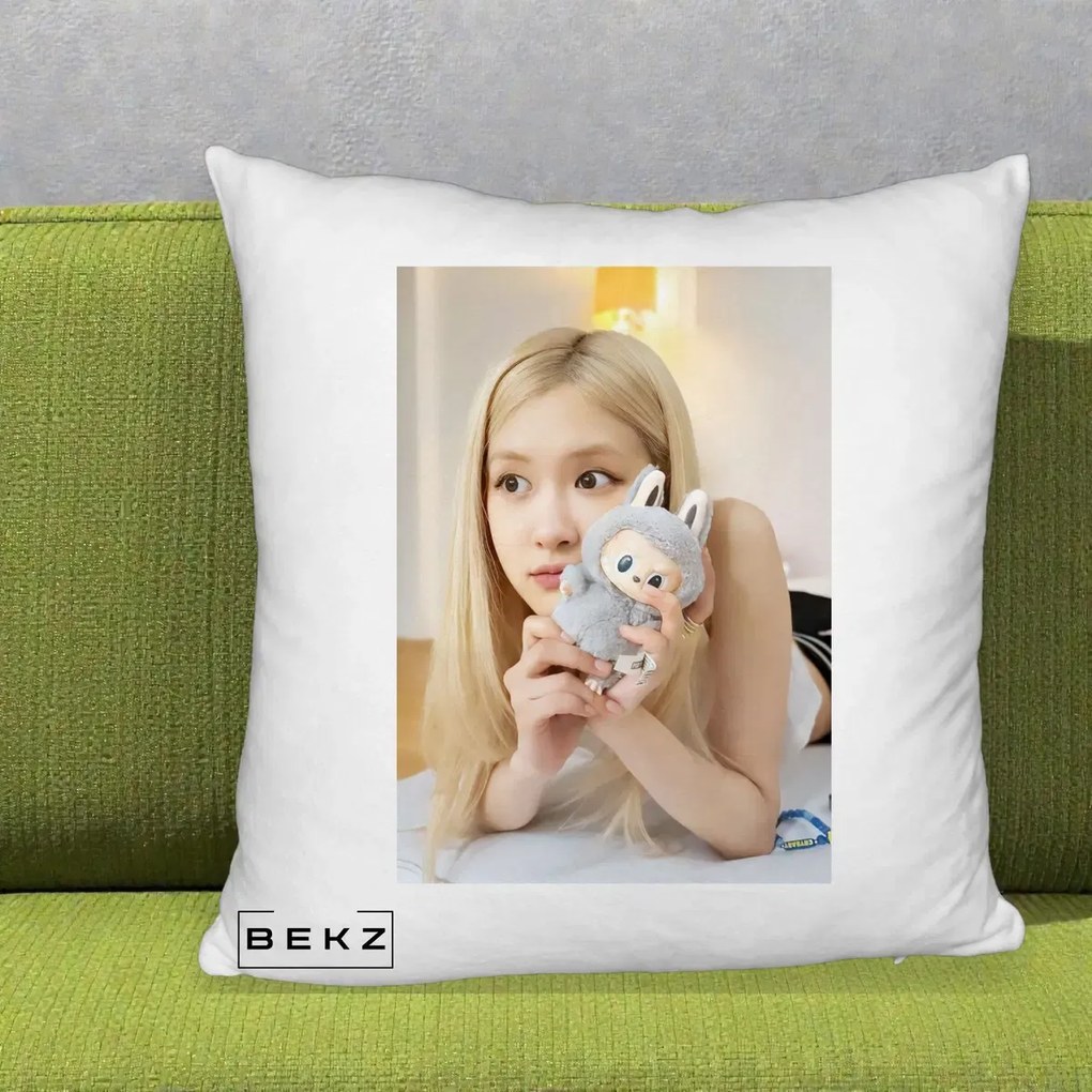 Perna Personalizata K-pop BLACKPINK Rose cu Papusa Iepure, 40x40 cm, Alb Pufos, Husa Detasabila, Perna Inclusa, BEKZ®