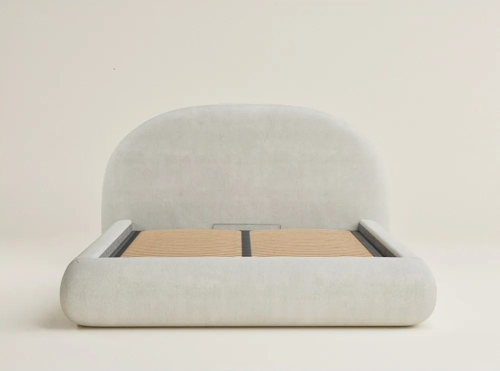 Pat matrimonial crem tapițat cu spațiu de depozitare cu somieră 180x200 cm Maumere – Maison de Rêve