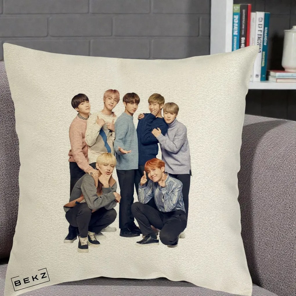 Perna Personalizata K-pop BTS Foto Grup In Picioare Tricoturi, 40x40 cm, Ecru, Husa Detasabila, Perna Inclusa, BEKZ®