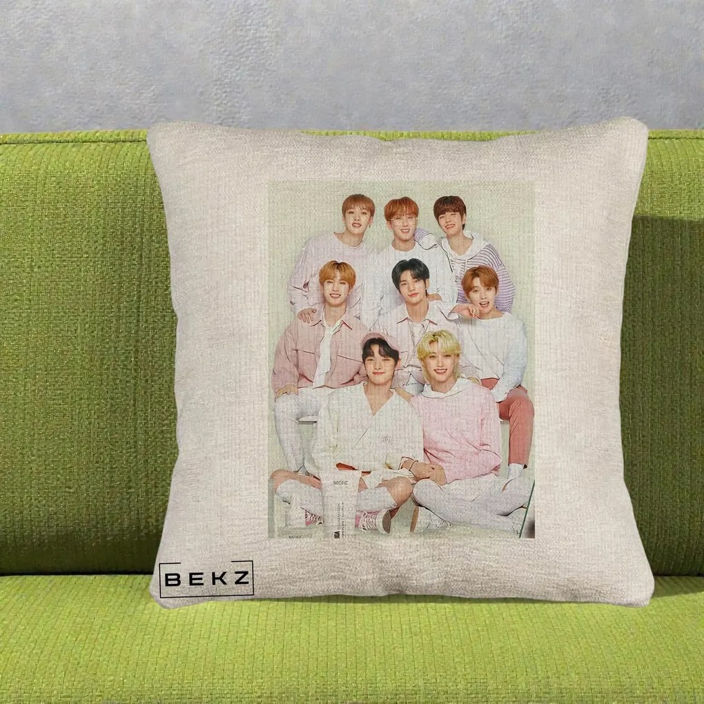 Perna Personalizata K-pop Stray Kids Foto Grup Pastel Roz-Alb cu 8 Membrii, 40x40 cm, Bej Canapea, Husa Detasabila, Perna Inclusa, BEKZ®