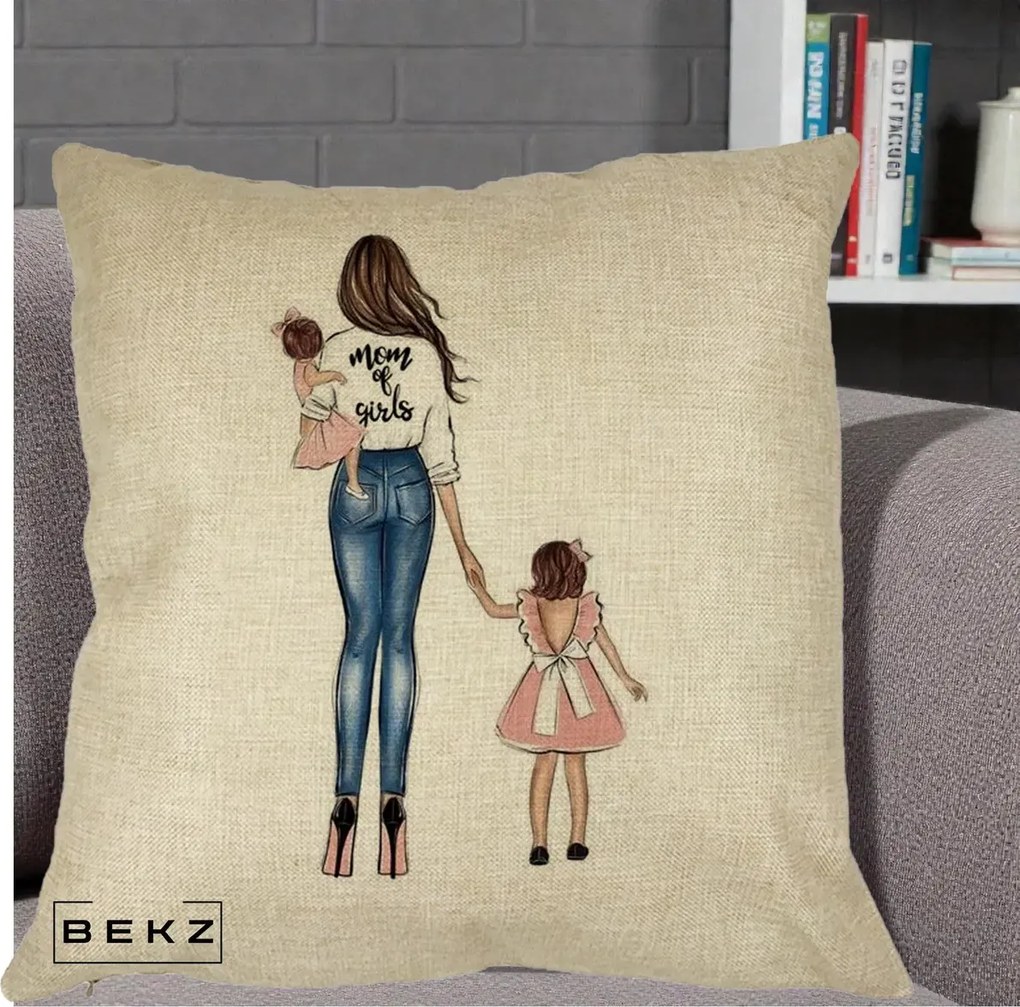 Cadou pentru Mama - Perna Personalizata Mom of Girls Mama cu Fetele, 40x40 cm, Crem, Husa Detasabila, Perna Inclusa, BEKZ®