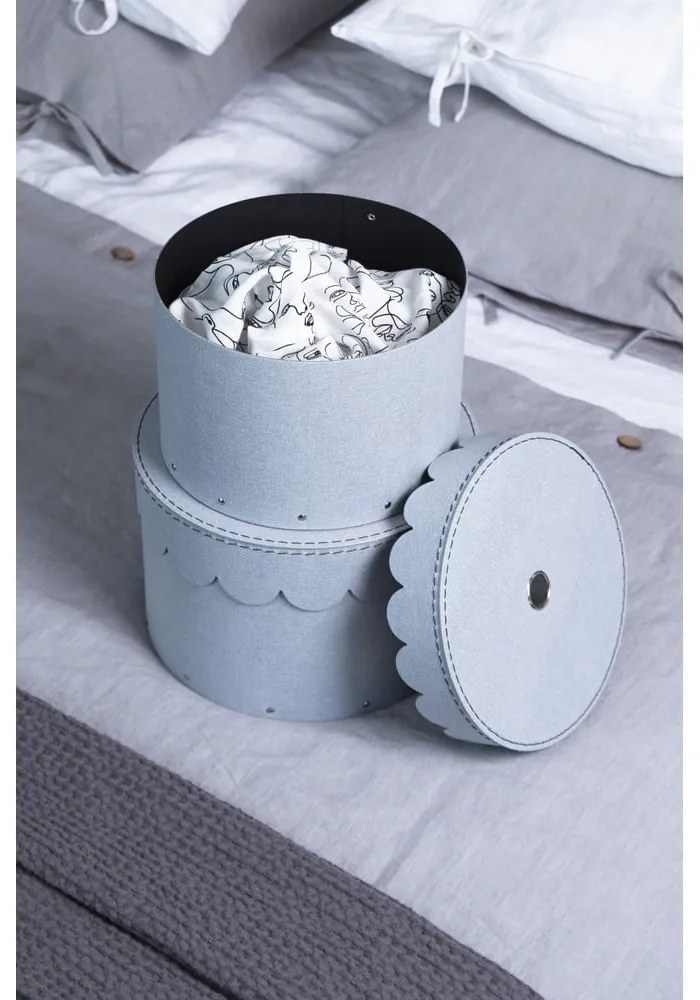 Cutii de depozitare gri-deschis 2 buc. din carton cu capac ø 26x17,5 cm Wilma – Bigso Box of Sweden
