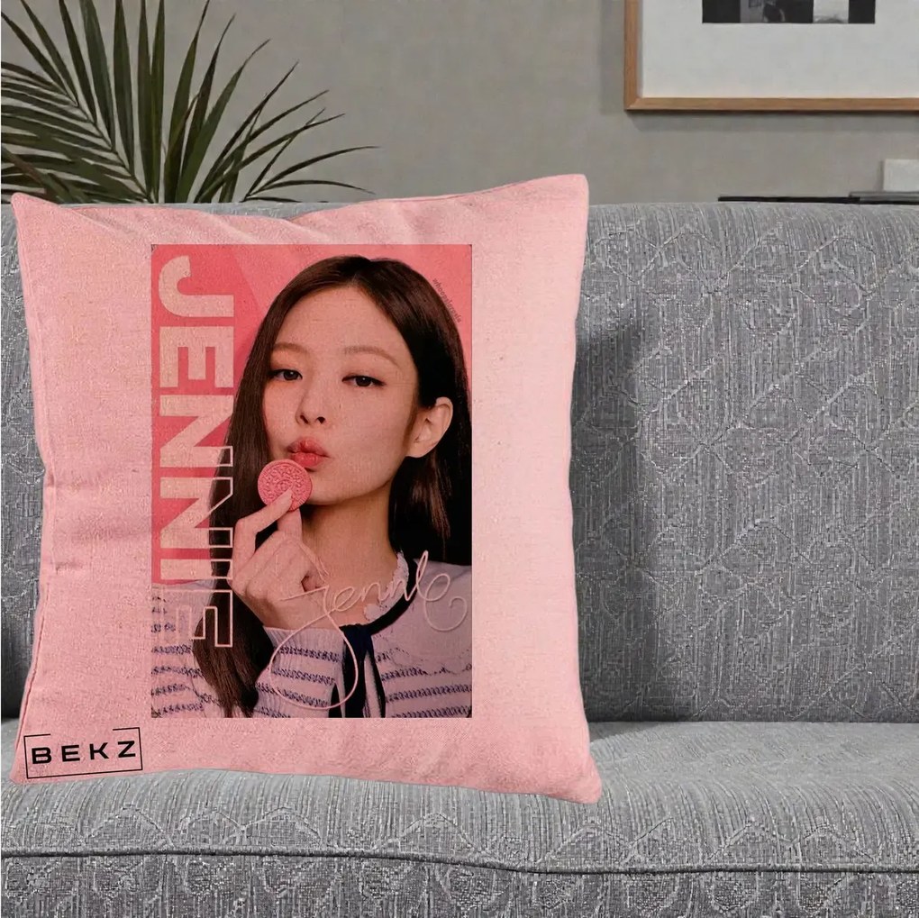 Perna Personalizata K-pop BLACKPINK Jennie cu Semnatura si Fond Roz, 40x40 cm, Roz, Husa Detasabila, Perna Inclusa, BEKZ®