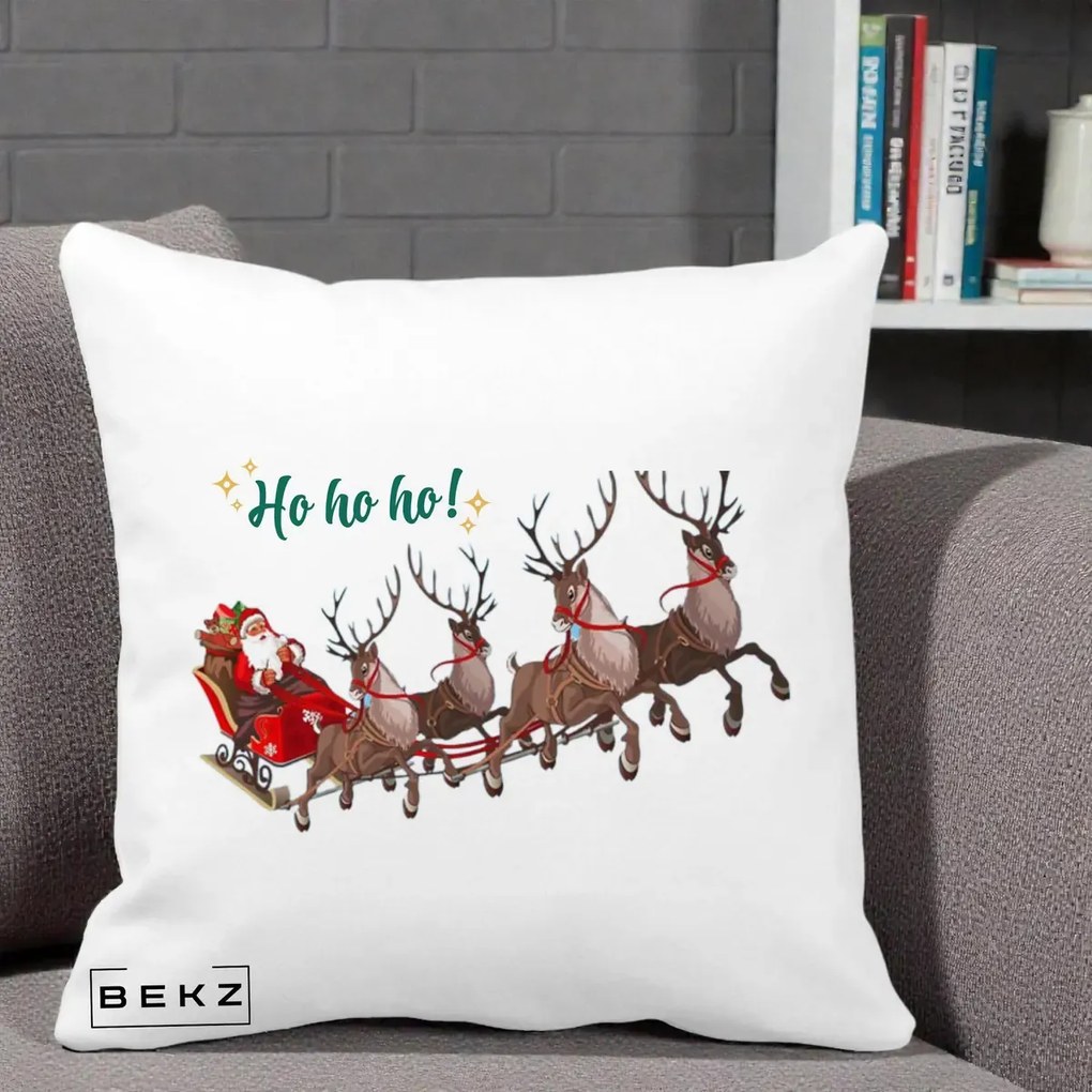 Perna Decorativa Ho Ho Ho Mos Craciun cu Sanie si Reni, 40x40 cm, Alba Mata, Husa Detasabila, Perna Inclusa, BEKZ®