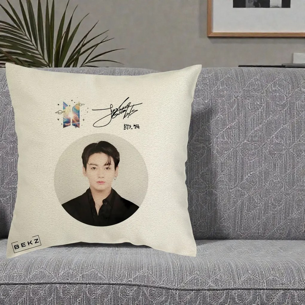 Perna Personalizata K-pop BTS Jungkook Portret cu Autograf, 40x40 cm, Ecru, Husa Detasabila, Perna Inclusa, BEKZ®