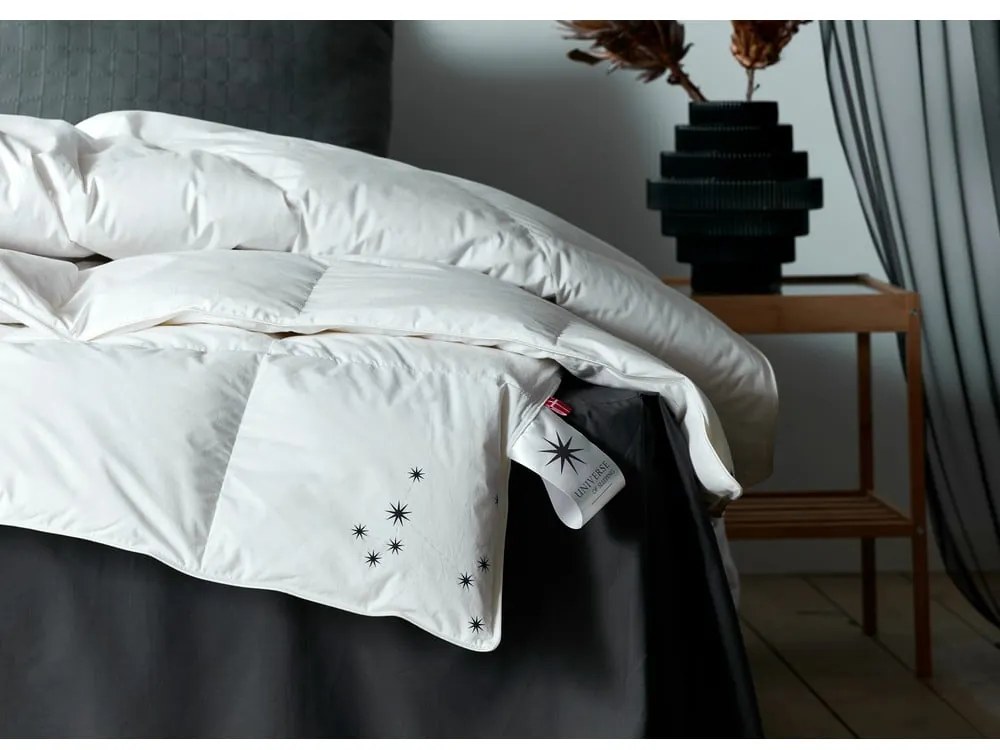 Pilotă cu umplutură de pene pentru iarnă 200x200 cm Capella Warm – Universe of Sleeping