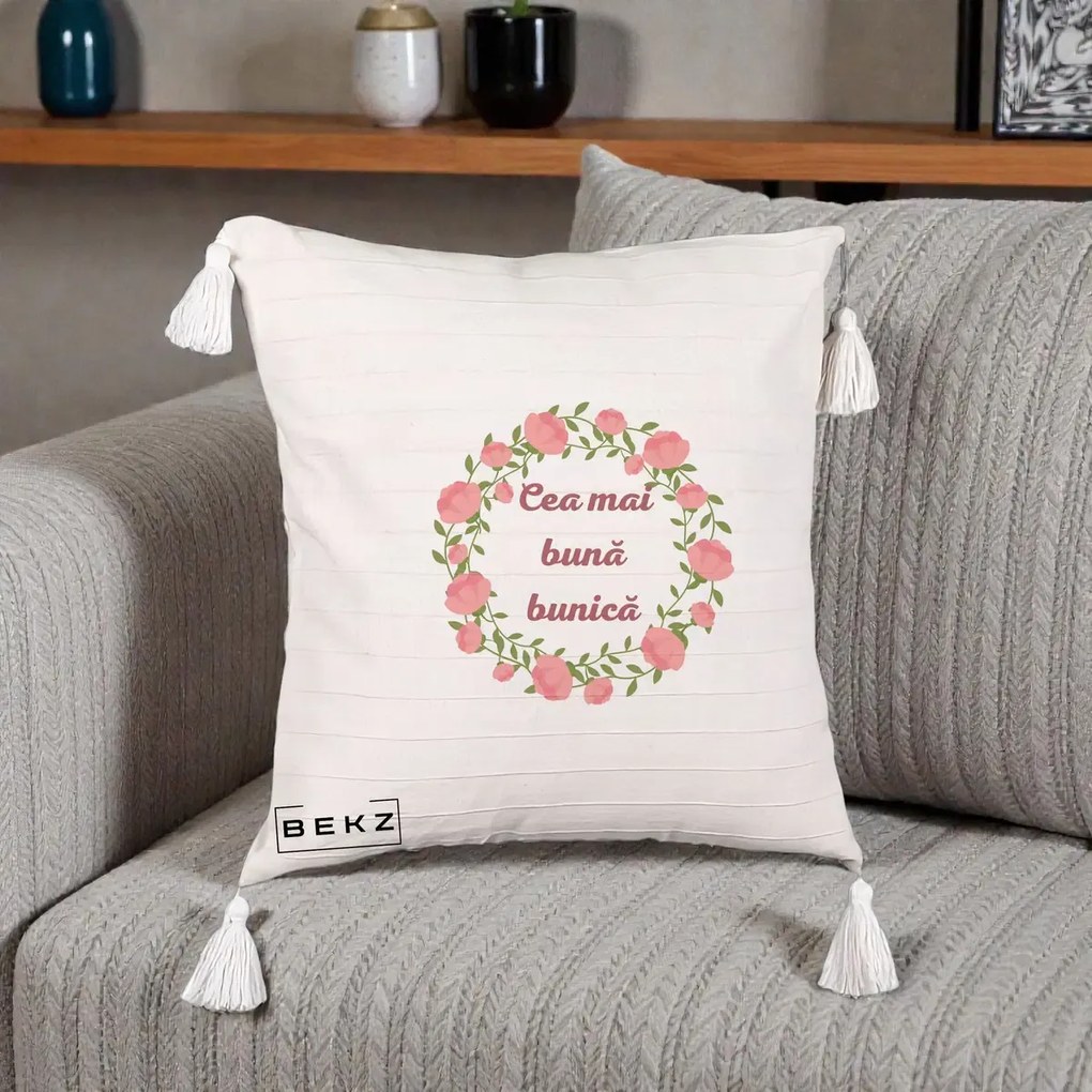 Cadou pentru Bunica - Perna Personalizata Cea Mai Buna Bunica Coronita Trandafiri Roz Clasic, 40x40 cm, Bej cu Franjuri, Husa Detasabila, Perna Inclusa, BEKZ®