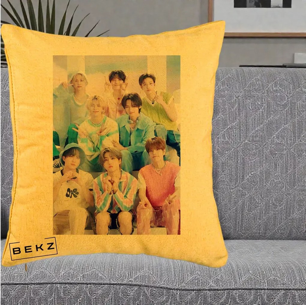 Perna Personalizata K-Pop Grup Foto Pasteluri cu 8 Artisti, 40x40 cm, Galben, Husa Detasabila, Perna Inclusa, BEKZ®