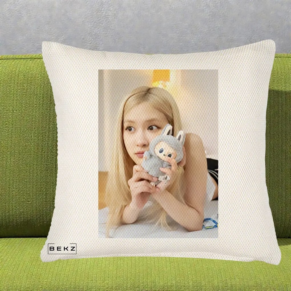 Perna Personalizata K-pop BLACKPINK Rose cu Papusa Iepure, 40x40 cm, Crem Reliefat, Husa Detasabila, Perna Inclusa, BEKZ®