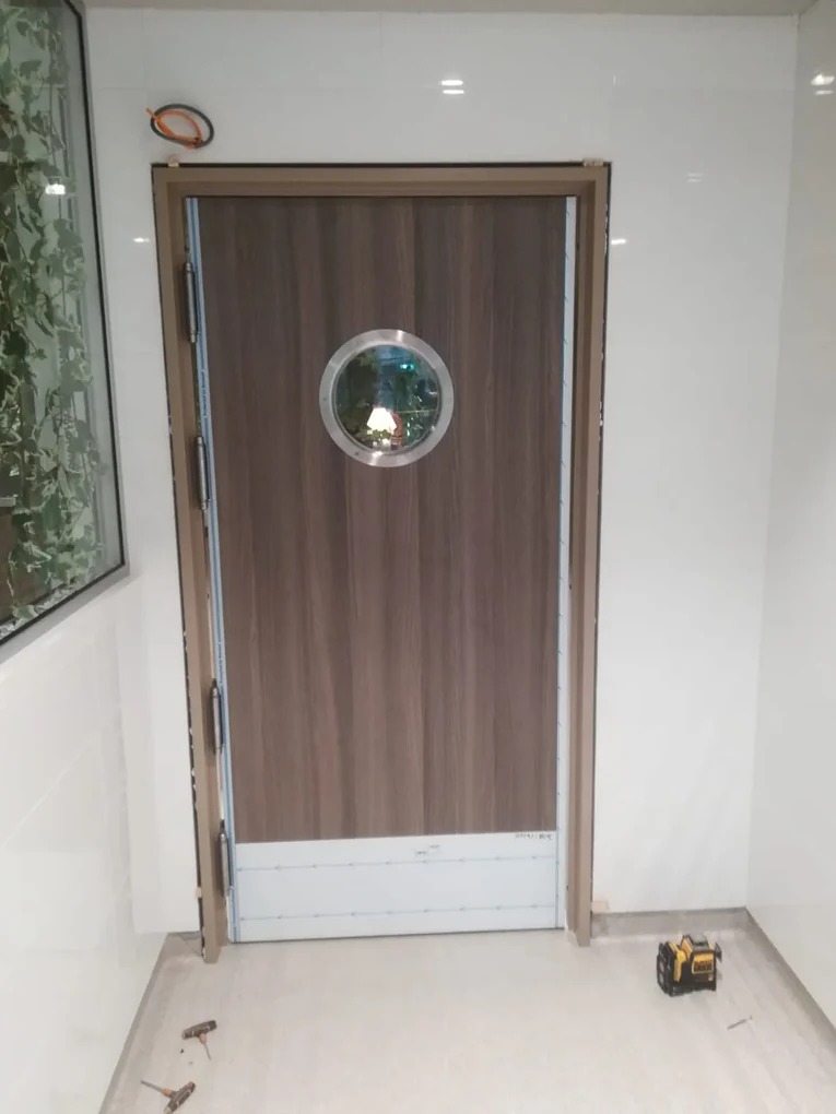 Usa restaurant bucatarie cu geam hublou - dublu batanta la 180 950x2085, Stejar Milano, Laminat HPL
