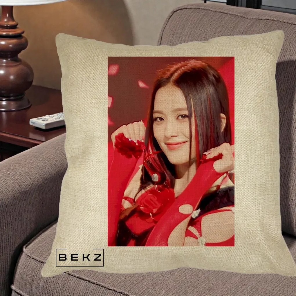 Perna Personalizata K-pop BLACKPINK Jisoo Rosu, 40x40 cm, Crem, Husa Detasabila, Perna Inclusa, BEKZ®