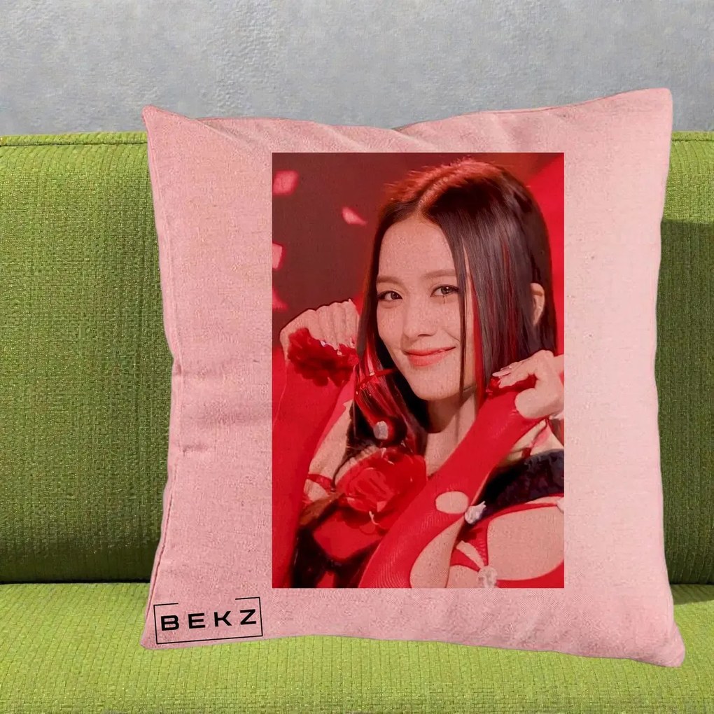 Perna Personalizata K-pop BLACKPINK Jisoo Rosu, 40x40 cm, Roz, Husa Detasabila, Perna Inclusa, BEKZ®
