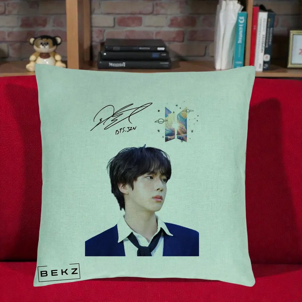 Perna Personalizata K-pop BTS Jin Portret Tinuta Albastra Autograf, 40x40 cm, Verde Menta, Husa Detasabila, Perna Inclusa, BEKZ®