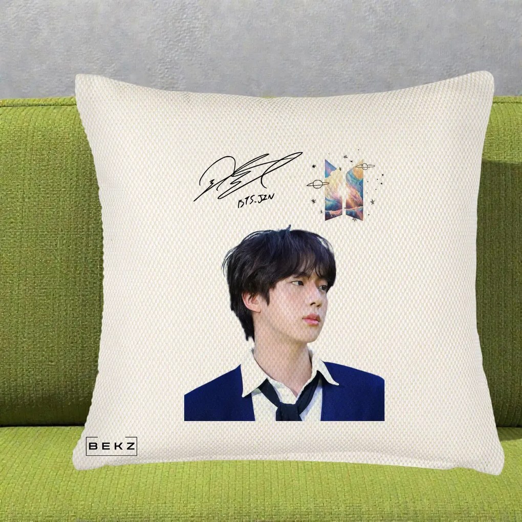 Perna Personalizata K-pop BTS Jin Portret Tinuta Albastra Autograf, 40x40 cm, Crem Reliefat, Husa Detasabila, Perna Inclusa, BEKZ®