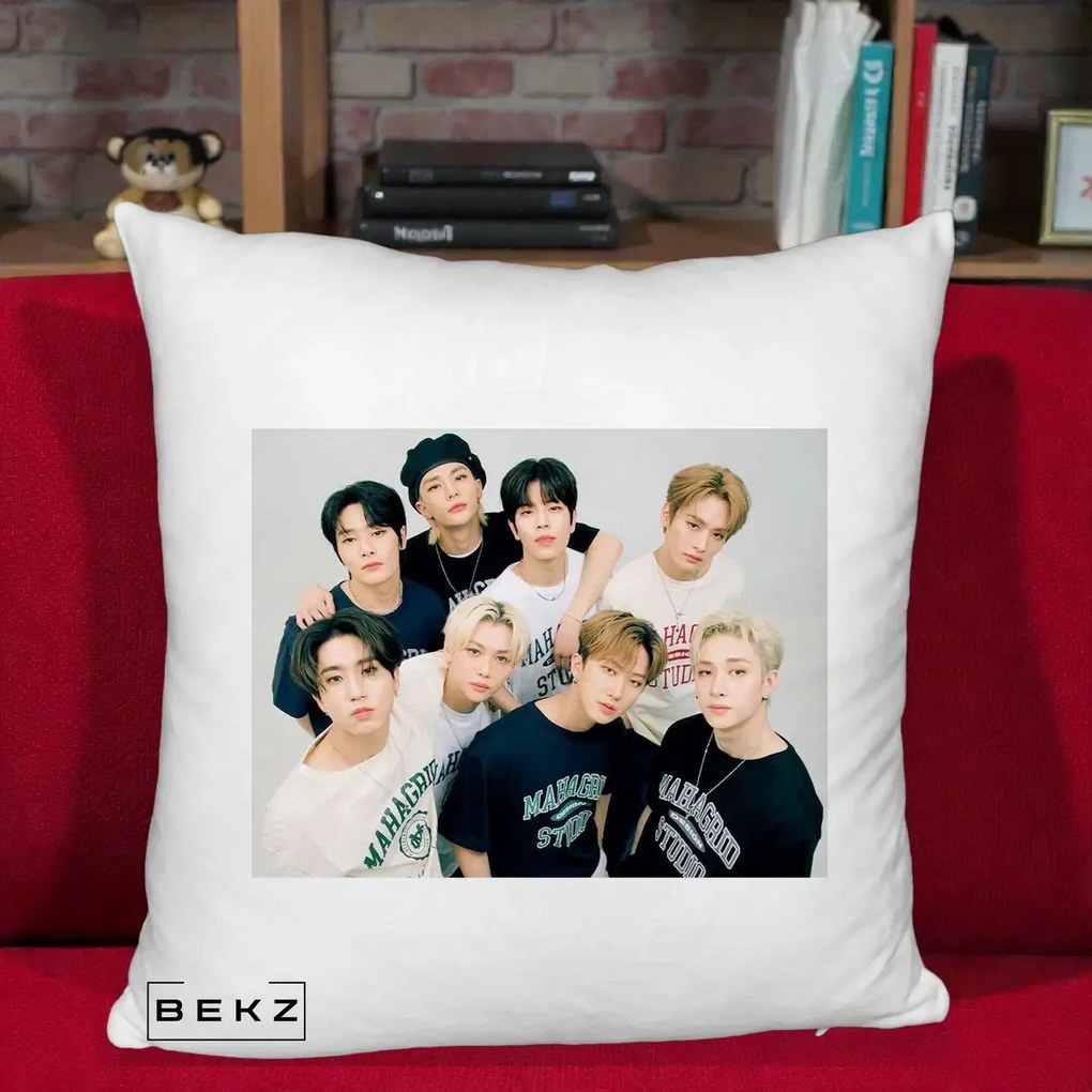 Perna Personalizata K-pop Stray Kids Foto Grup Fara Text, 40x40 cm, Alb Pufos, Husa Detasabila, Perna Inclusa, BEKZ®