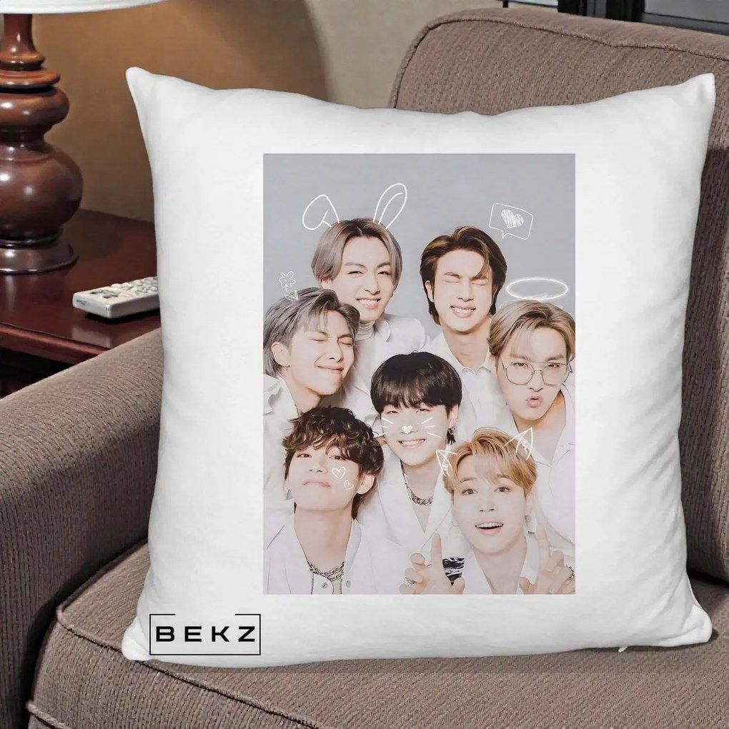 Perna Personalizata K-pop BTS Foto Grup Cute cu Animatii si 7 Membrii, 40x40 cm, Alb Pufos, Husa Detasabila, Perna Inclusa, BEKZ®