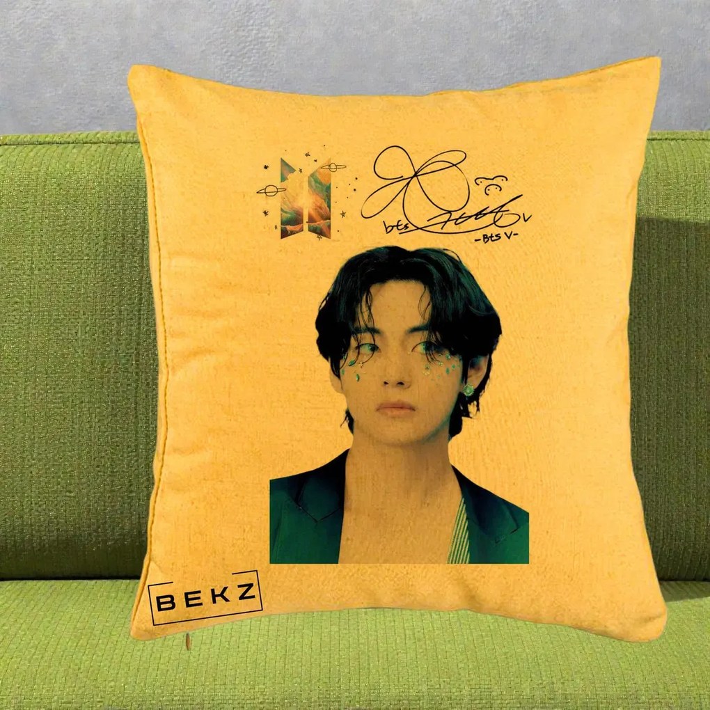 Perna Personalizata K-pop BTS V Taehyung Portret cu Autograf, 40x40 cm, Galben, Husa Detasabila, Perna Inclusa, BEKZ®