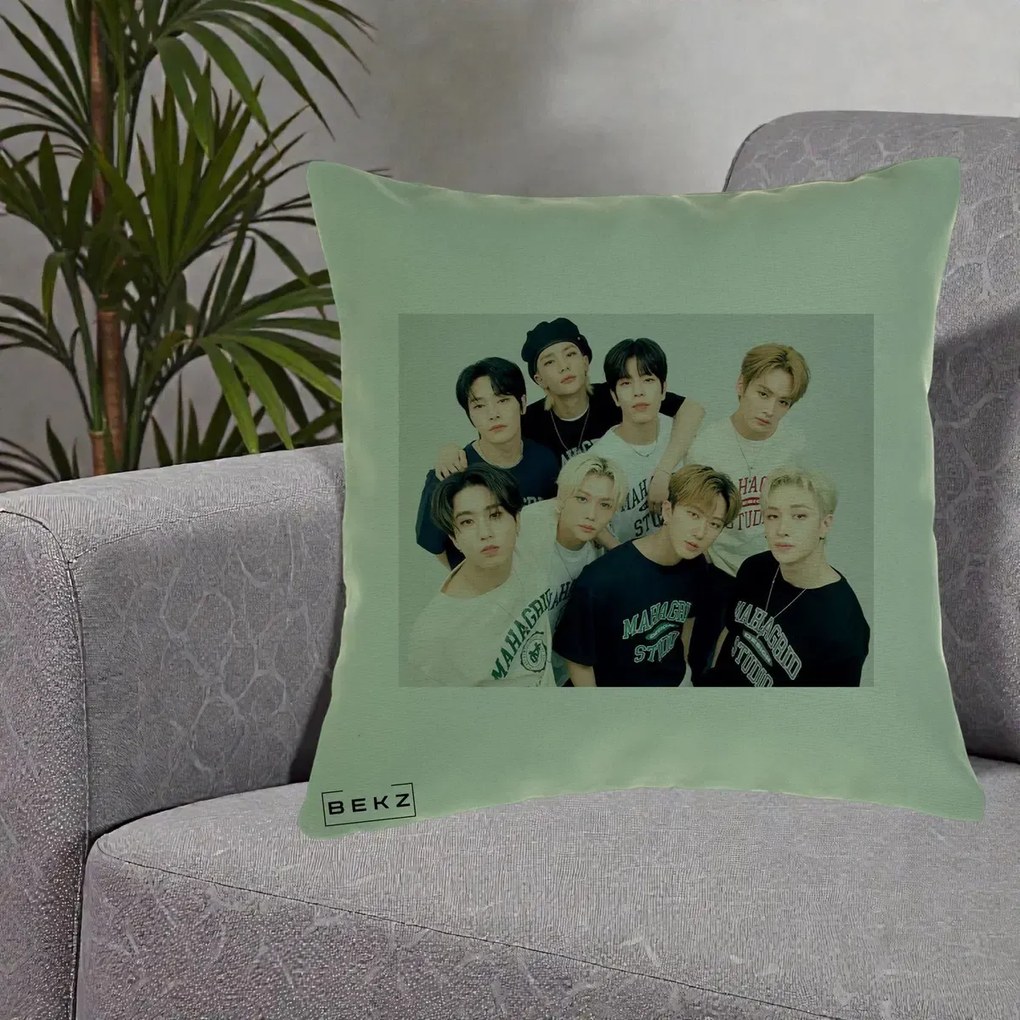 Perna Personalizata K-pop Stray Kids Foto Grup Text, 40x40 cm, Verde, Husa Detasabila, Perna Inclusa, BEKZ®