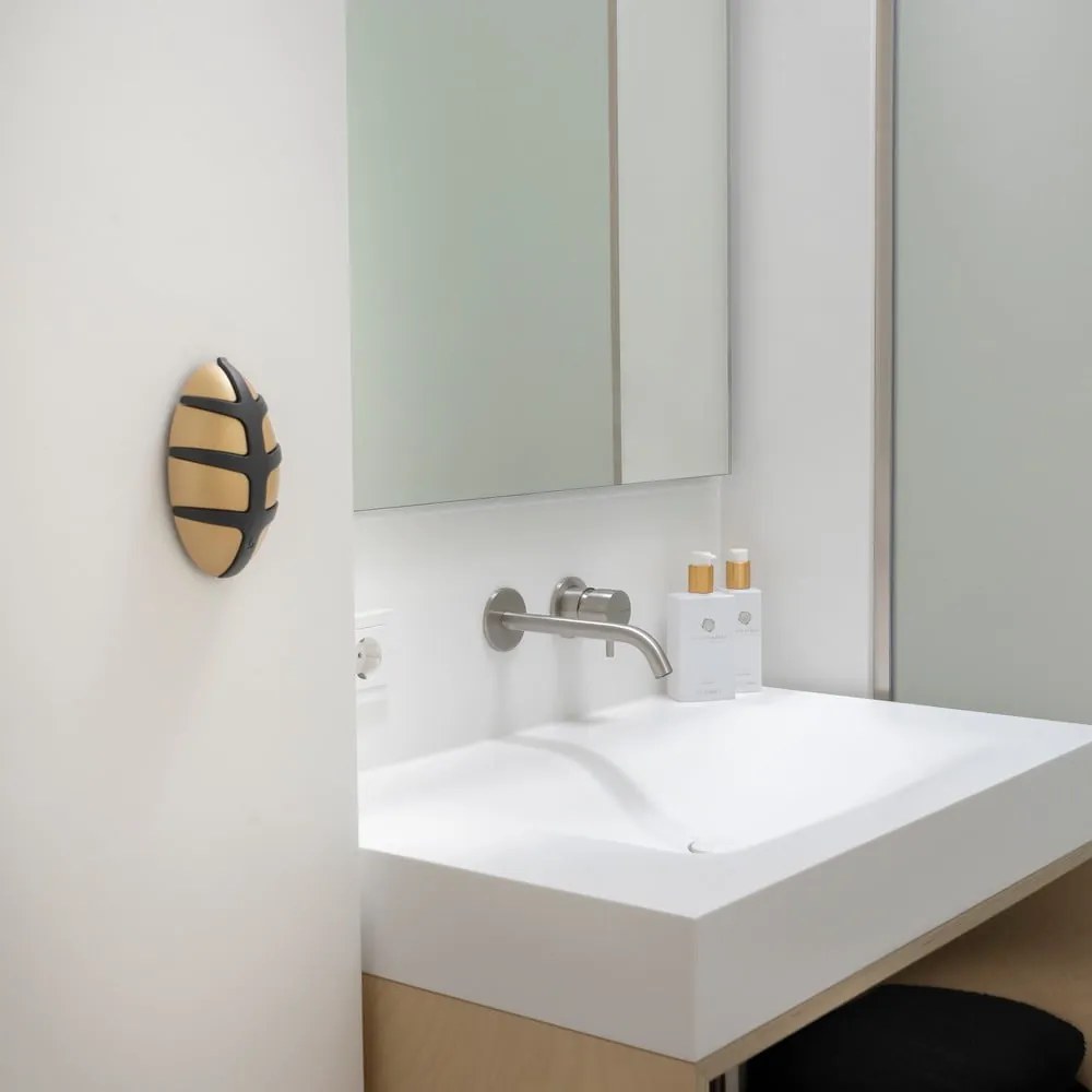 Cârlig negru/auriu de montat pe perete din plastic Bug – Spinder Design