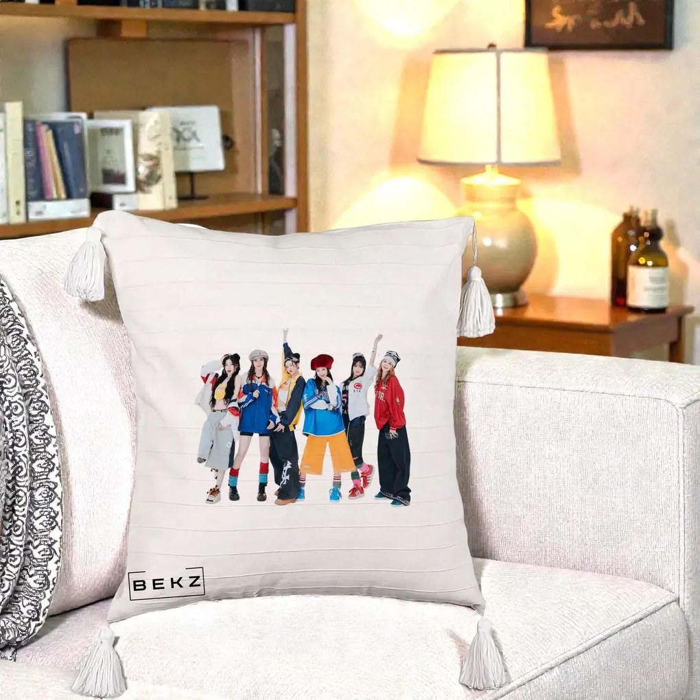 Perna Personalizata Grup K-pop Fete in Picioare Foto, 40x40 cm, Bej cu Franjuri, Husa Detasabila, Perna Inclusa, BEKZ®