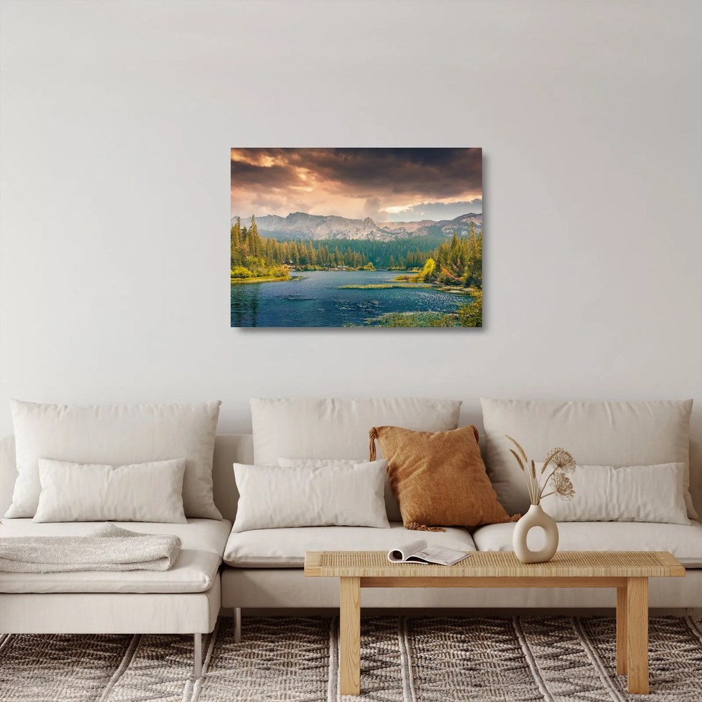 Tablou pe sticlă cu râu montan și munți (70x50 cm)