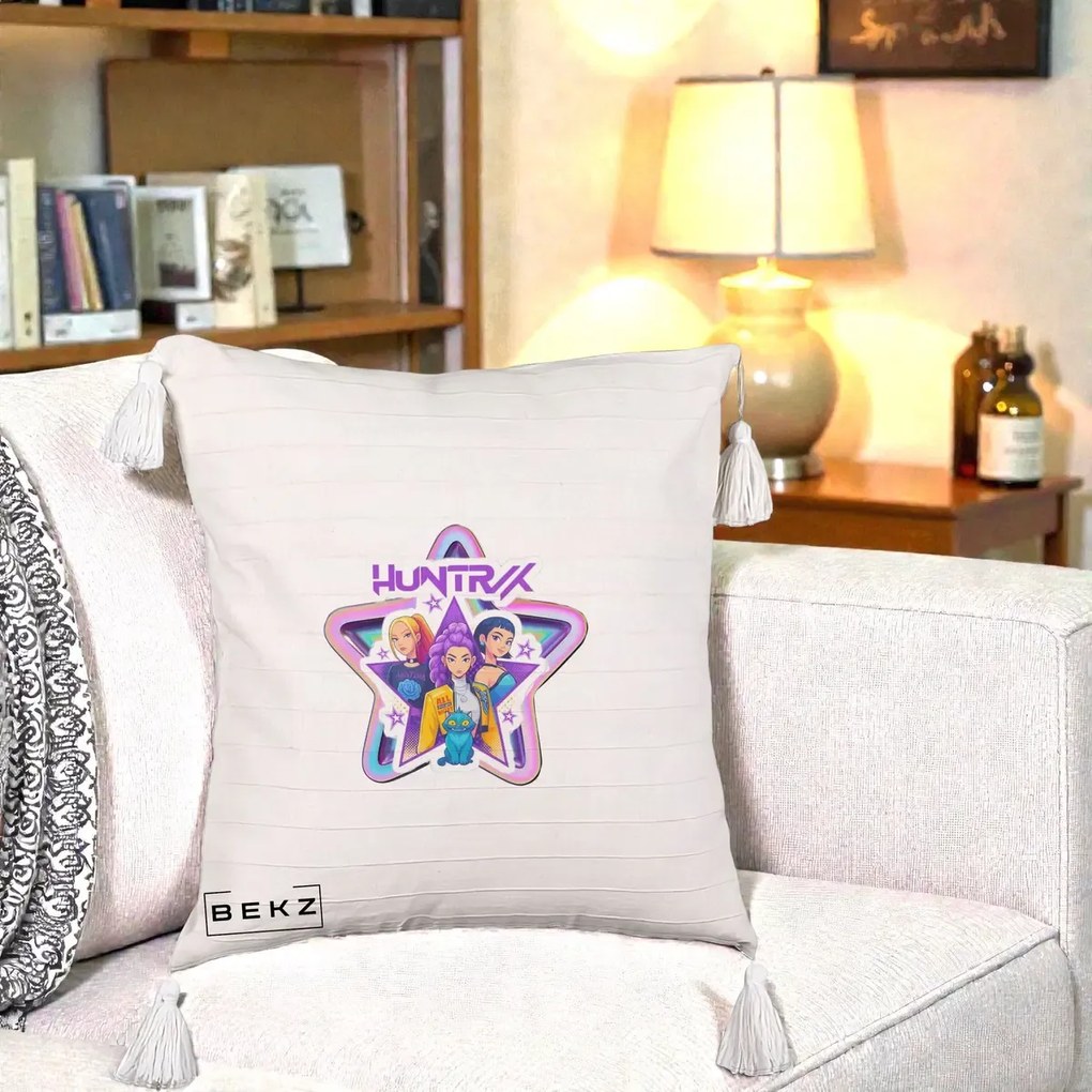 Perna Personalizata K-pop HUNTRX Trio Stea cu Pisica, 40x40 cm, Bej cu Franjuri, Husa Detasabila, Perna Inclusa, BEKZ®