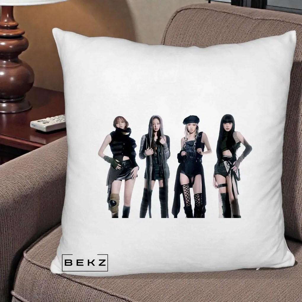 Perna Personalizata K-pop BLACKPINK Tinute Negre Elegante Grup, 40x40 cm, Alb Pufos, Husa Detasabila, Perna Inclusa, BEKZ®