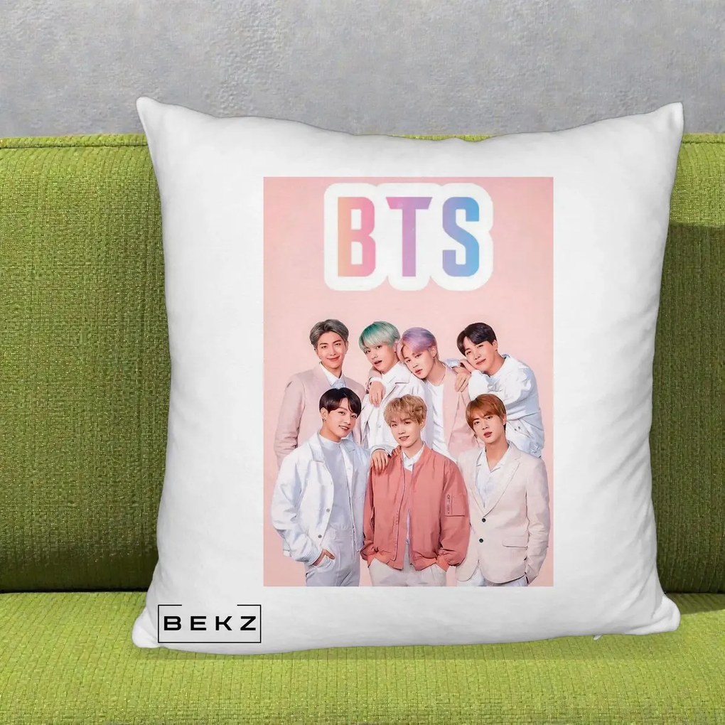 Perna Personalizata K-pop BTS Foto Grup cu BTS si Fond Roz Pastel, 40x40 cm, Alb Pufos, Husa Detasabila, Perna Inclusa, BEKZ®