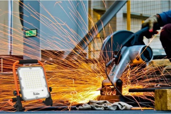 Proiector LED reîncărcabil cu stativ LED/50W/3,2V 4500K 5000 mAh IP65 portocaliu