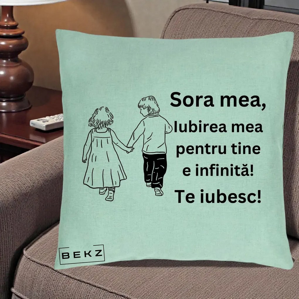 Cadou pentru Sora - Perna Personalizata Sora Mea Te Iubesc Copii Tinand Maini din Spate, 40x40 cm, Verde Menta, Husa Detasabila, Perna Inclusa, BEKZ®