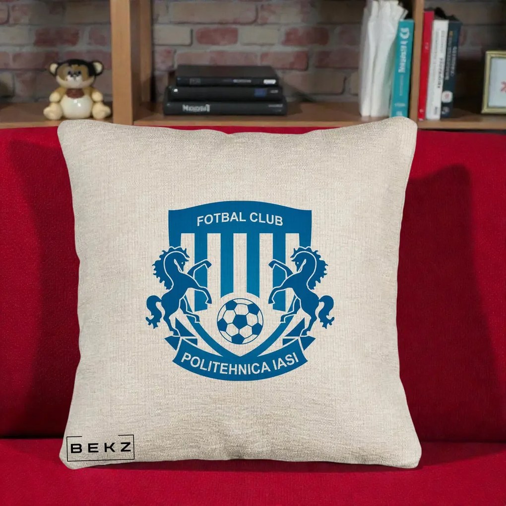Perna Personalizata FC Politehnica Iasi Fotbal, 40x40 cm, Bej Canapea, Husa Detasabila, Perna Inclusa, BEKZ®