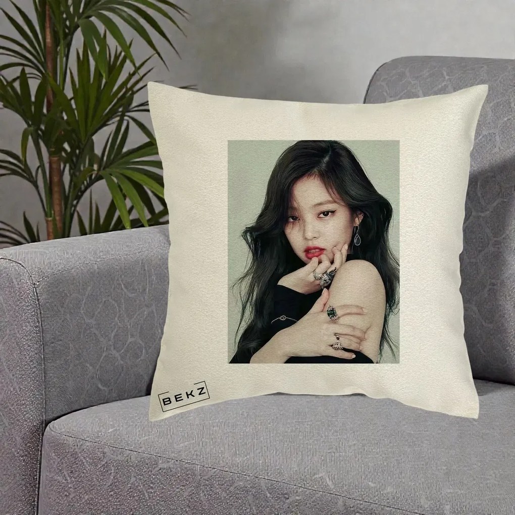 Perna Personalizata K-pop BLACKPINK Jennie Editorial Negru cu Inele, 40x40 cm, Ecru, Husa Detasabila, Perna Inclusa, BEKZ®