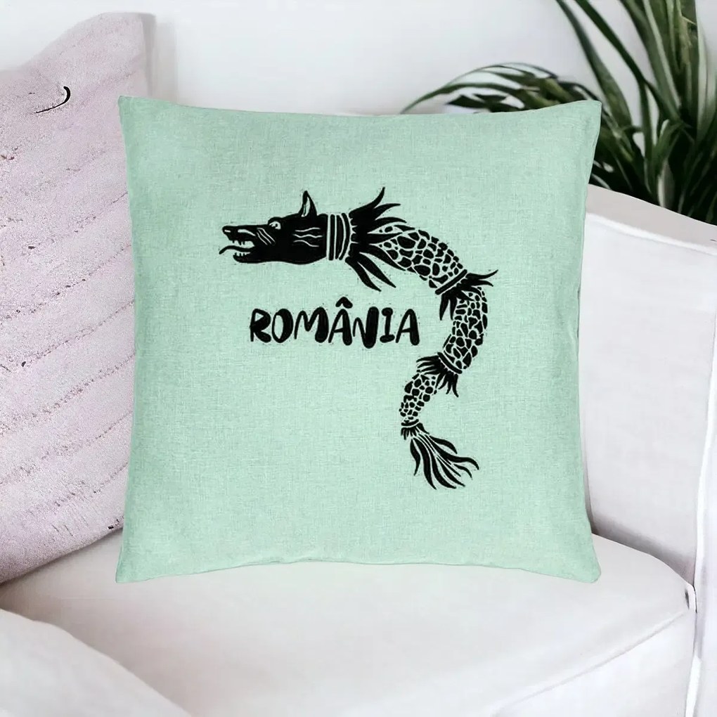 Perna Personalizata, Model Lup Dacic Romania, 40x40 cm, Verde Menta, Husa Detasabila, Perna Inclusa, BEKZ®