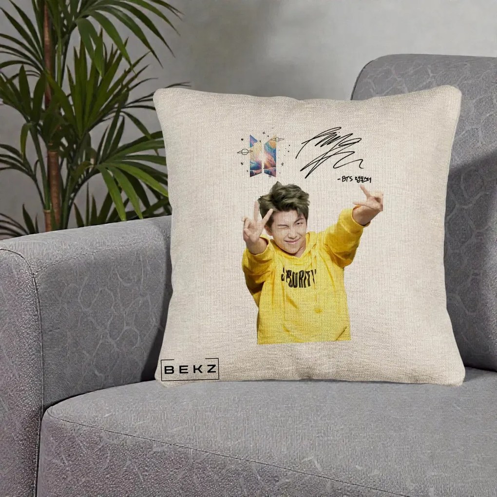 Perna Personalizata K-pop BTS RM Namjoon Hanorac Galben Autograf, 40x40 cm, Bej Canapea, Husa Detasabila, Perna Inclusa, BEKZ®