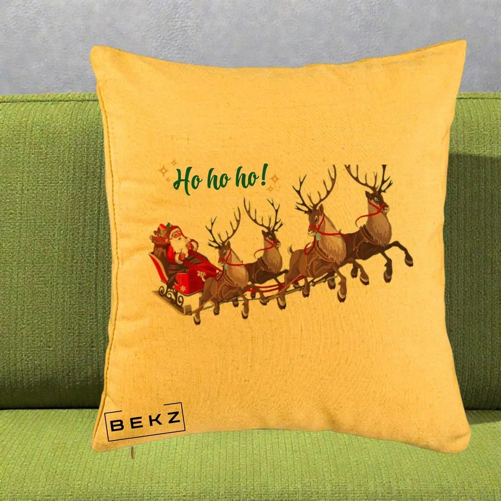 Perna Decorativa Ho Ho Ho Mos Craciun cu Sanie si Reni, 40x40 cm, Galben, Husa Detasabila, Perna Inclusa, BEKZ®