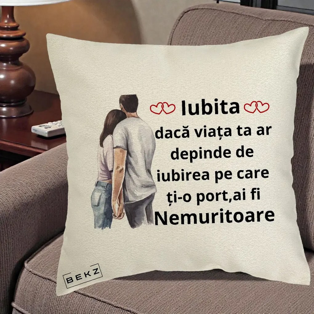 Cadou pentru Iubita - Perna Personalizata Iubita Nemuritoare cu Cuplu Acuarela Roz si Inimi, 40x40 cm, Ecru, Husa Detasabila, Perna Inclusa, BEKZ®