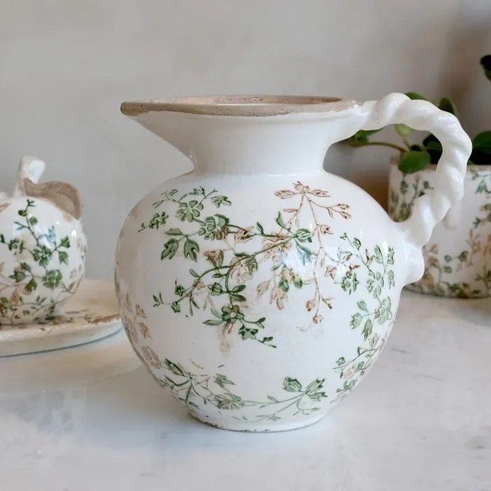 Carafă din ceramică albă antichizată, pictată manual, cu decor floral-vegetal, 18,5x20,5 cm, „Grasse"